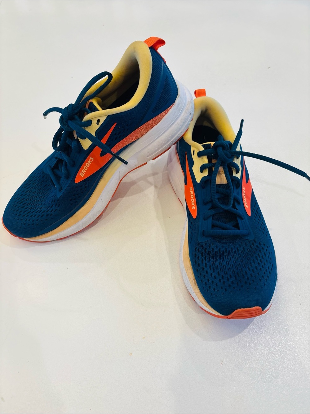 Brooks Trace 3 Women’s Sneakers in Teal with Orange Accents size 8